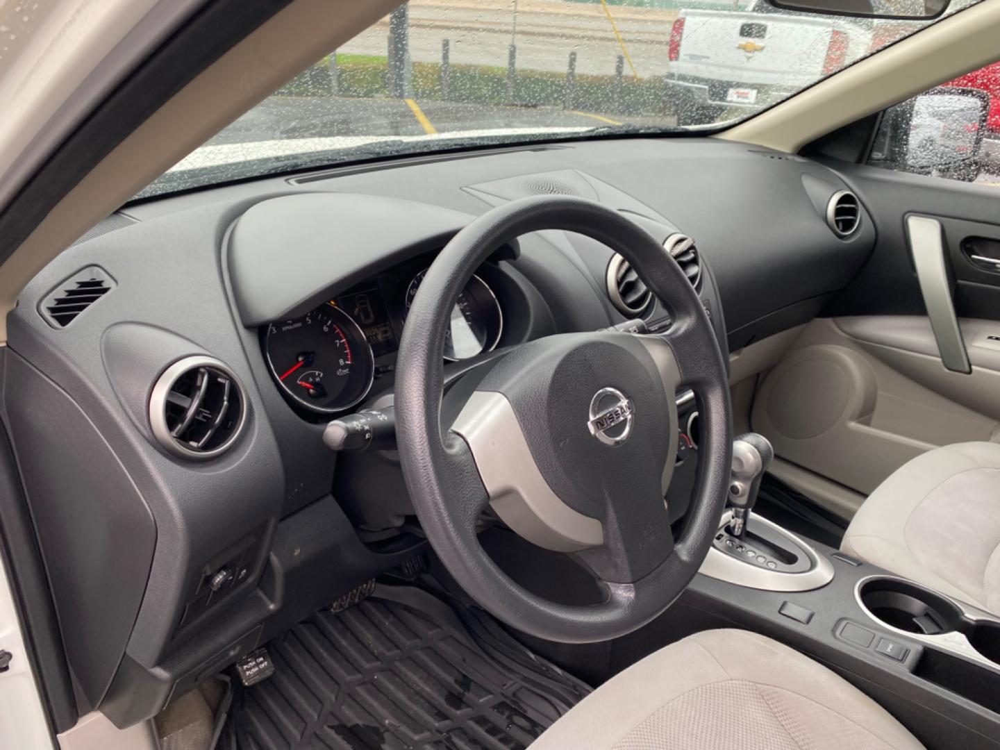 2015 WHITE Nissan Rogue Select S 2WD (JN8AS5MT2FW) with an 2.5L L4 DOHC 16V engine, Continuously Variable Transmission transmission, located at 420 I-35E, Lancaster, TX, 75146, (469) 297-4144, 32.593929, -96.823685 - Photo#4